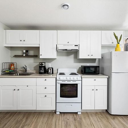 One Bedroom Apartment Moncton North ! المظهر الخارجي الصورة