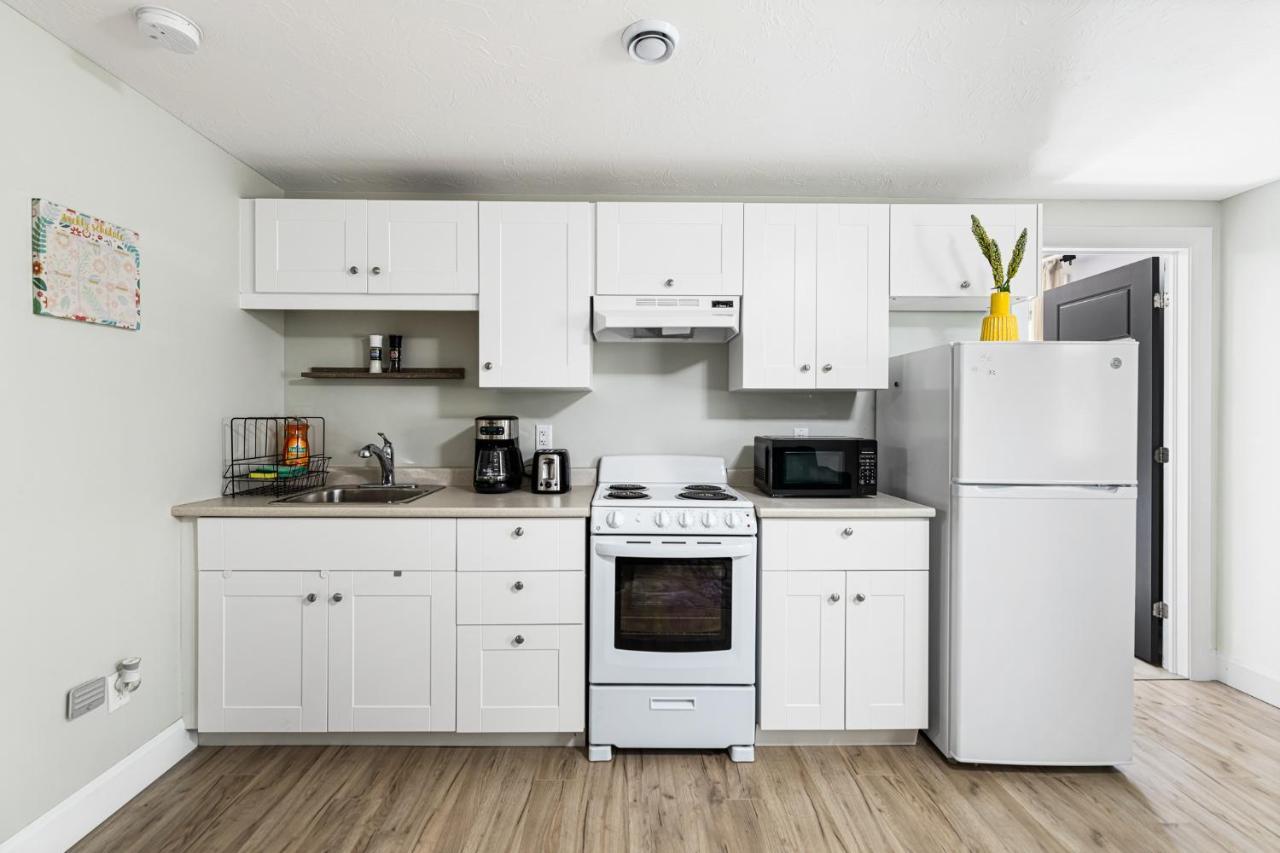 One Bedroom Apartment Moncton North ! المظهر الخارجي الصورة
